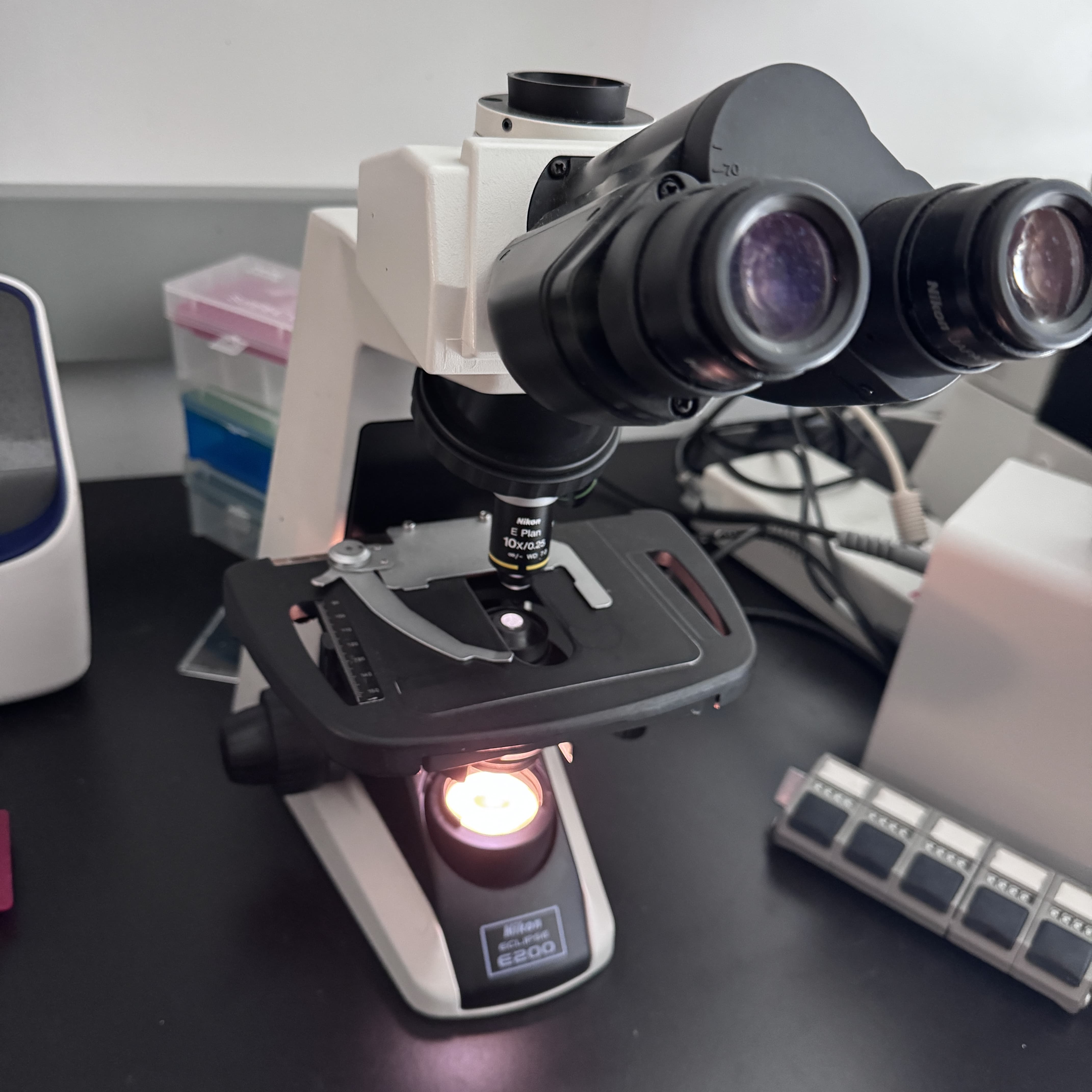 Nikon Eclipise E200 Microscope with 3x objectives